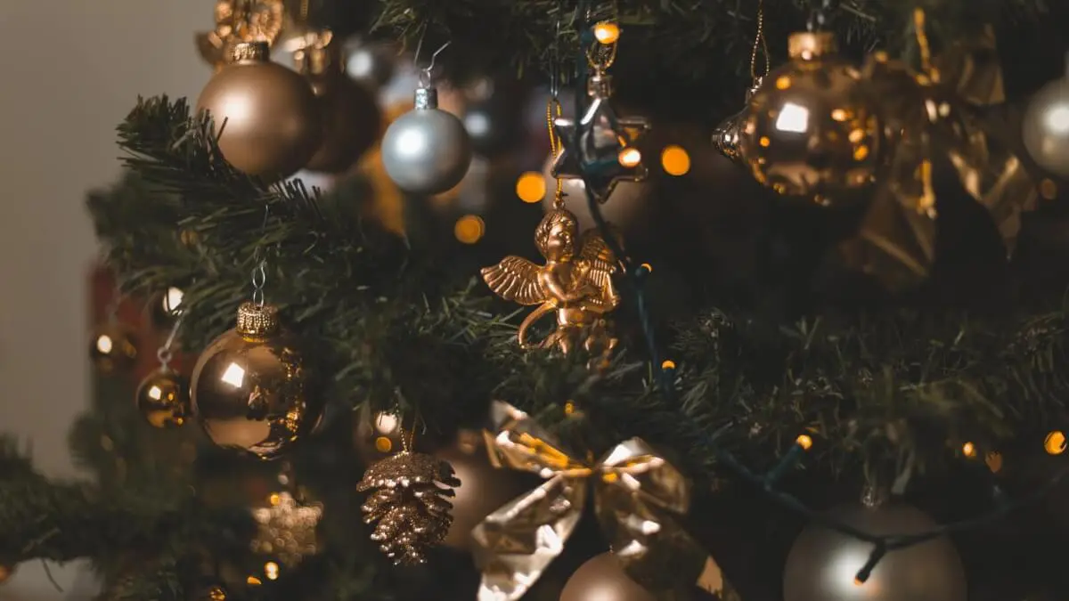 Skapa den perfekta julstämningen med rätt julgransbelysning illustration